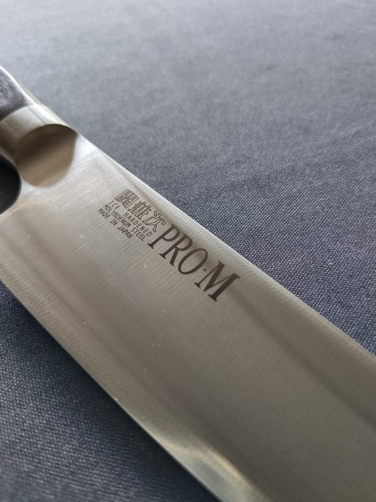 Cuchillos Japoneses PRO-M SANTOKU 170mm